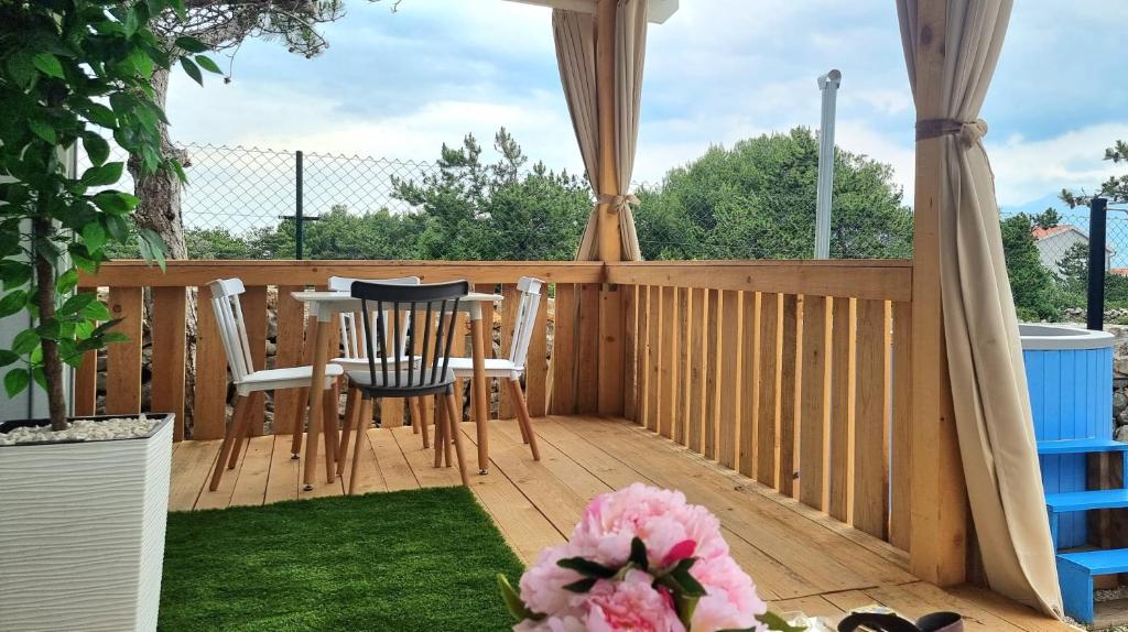 Blue - 2 Bedroom House & Hot Tub in Razanac photo 2