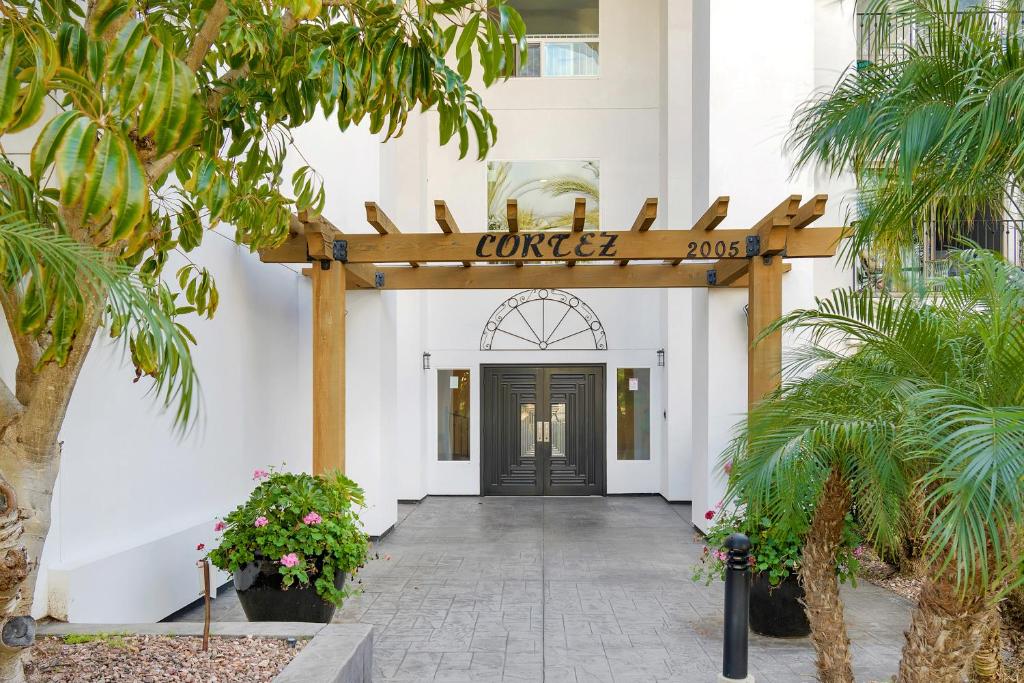 633 Top Floor Corner Condo inside the gates of the Resort photo 3