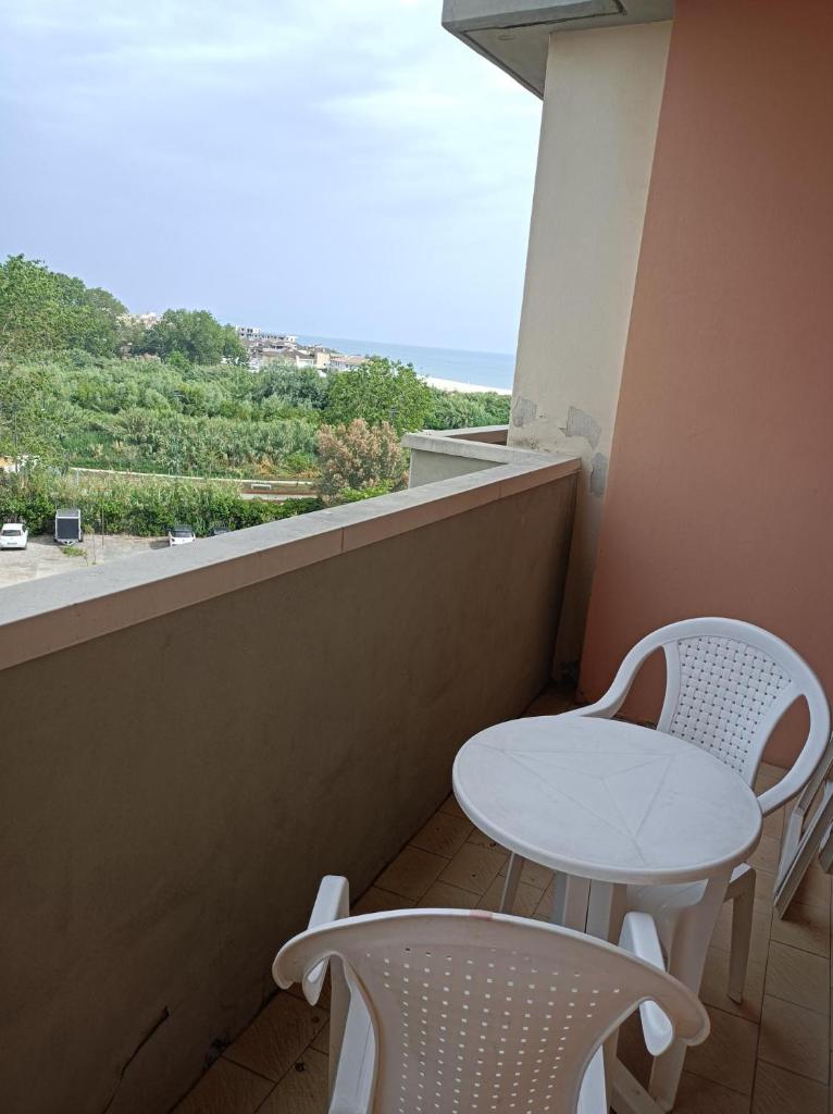 seafront apartment for rent 6 sleeps skyscraper photo 2