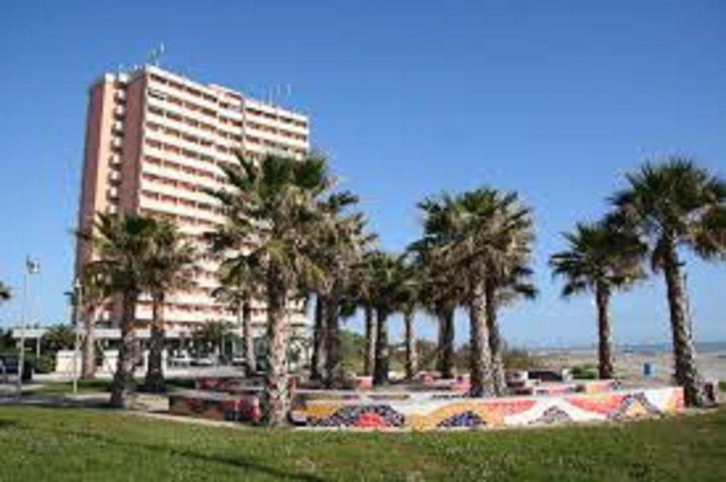 seafront apartment for rent 6 sleeps skyscraper photo 4
