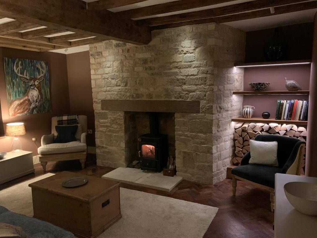 Beautiful grade 2 listed cotswold Stone Cottage - Tap to explore photos