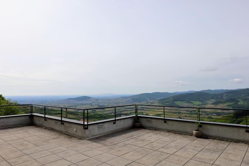 Maison avec vue 180° sur le Beaujolais photo 1