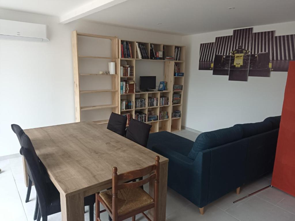 Appartement lumineux avec cour et jardin proche gare et commerce. photo 2