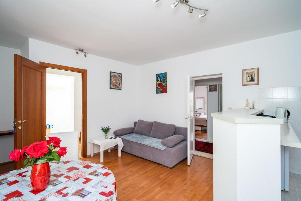Apartment Marieta - Tap to explore photos