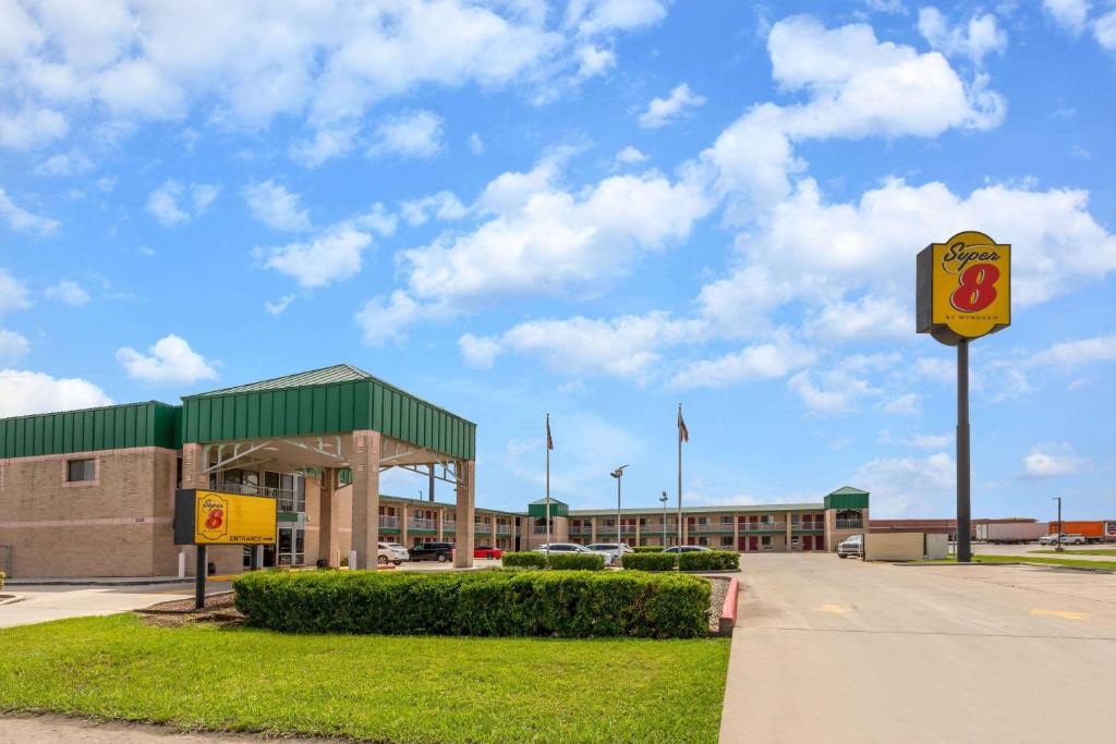 Super 8 by Wyndham Seguin image