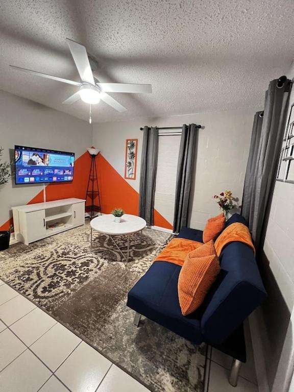 Cozy 2BR Home Near Shands Hospital, UF, and Downtown Gainesville photo 1