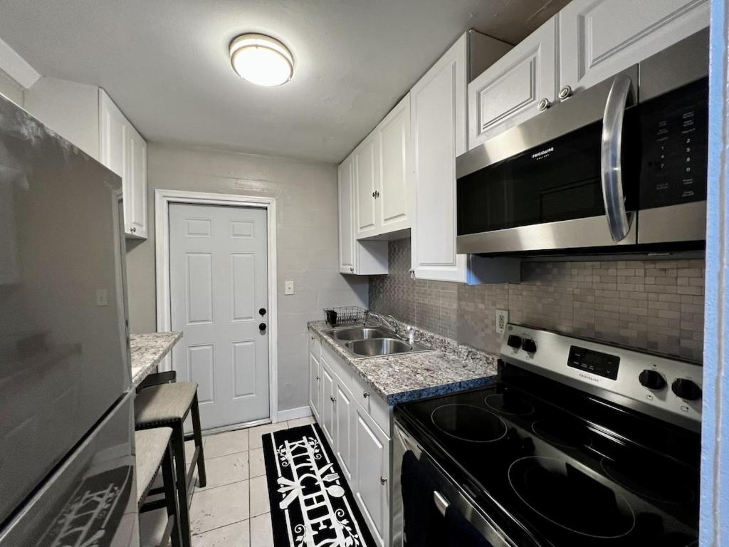 Cozy 2BR Home Near Shands Hospital, UF, and Downtown Gainesville photo 3