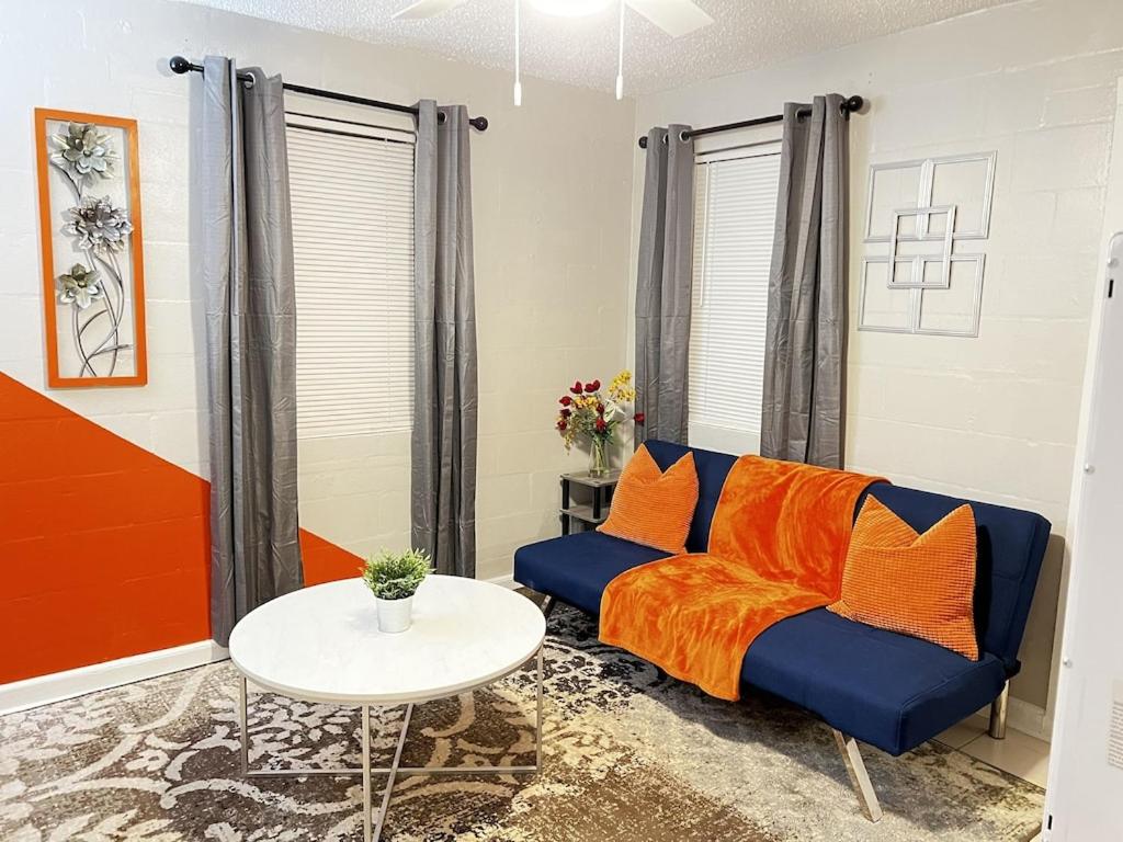 Cozy 2BR Home Near Shands Hospital, UF, and Downtown Gainesville photo 2