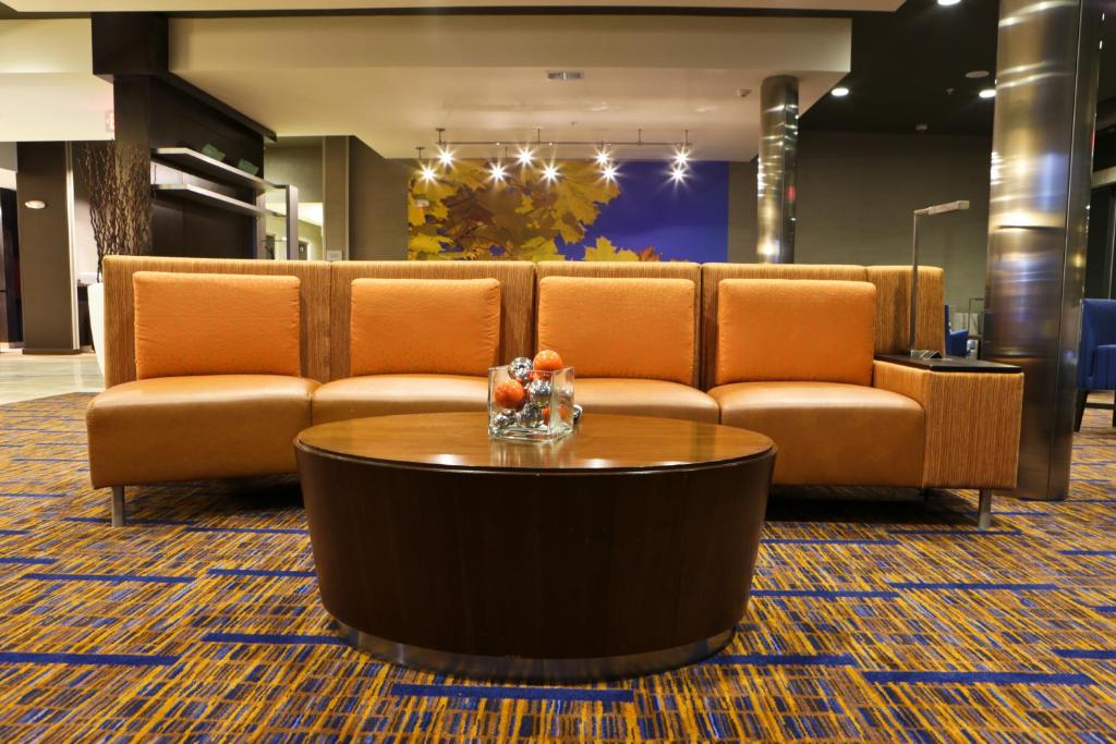 Courtyard by Marriott Battle Creek photo 2