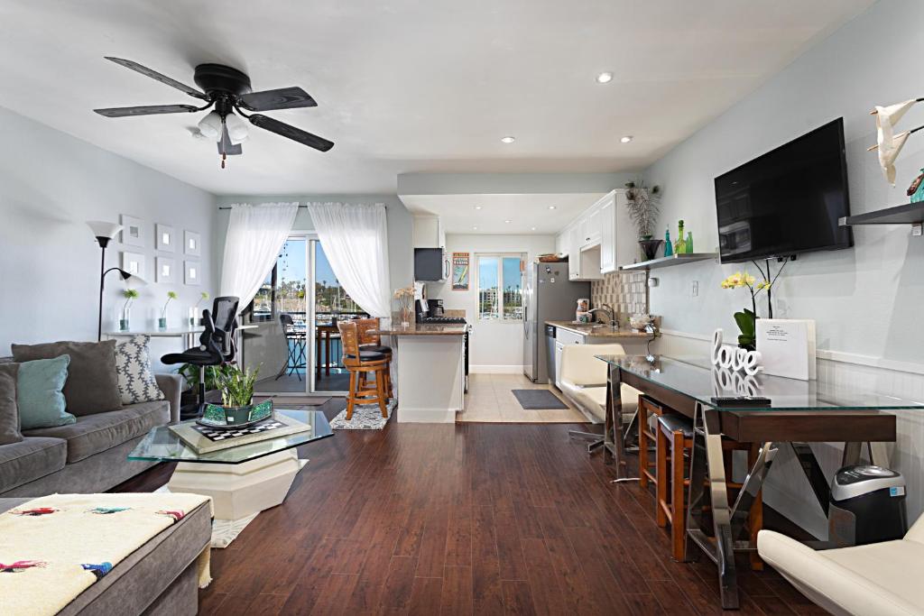 302B - Fresh & Modern with Harbor & Partial Oceanview