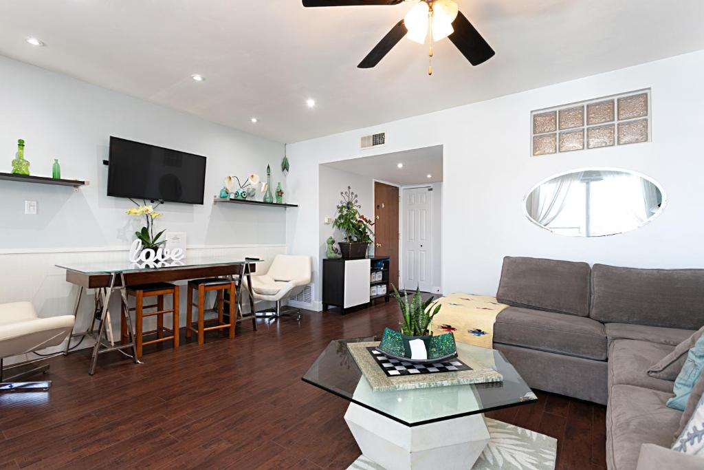 302B - Fresh & Modern with Harbor & Partial Oceanview photo 2