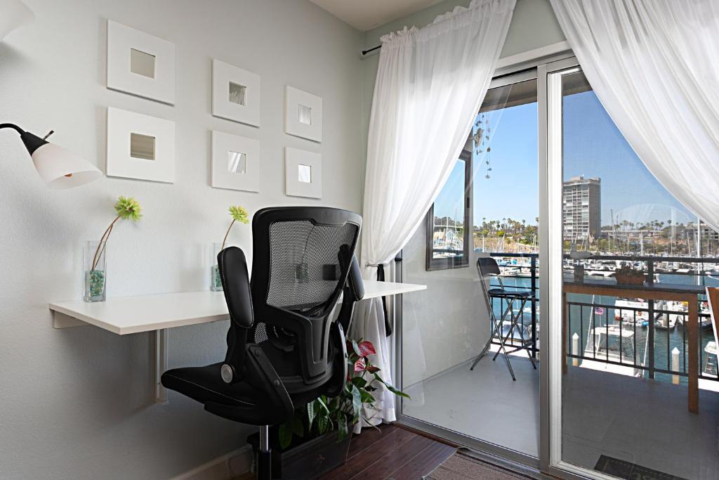 302B - Fresh & Modern with Harbor & Partial Oceanview photo 4