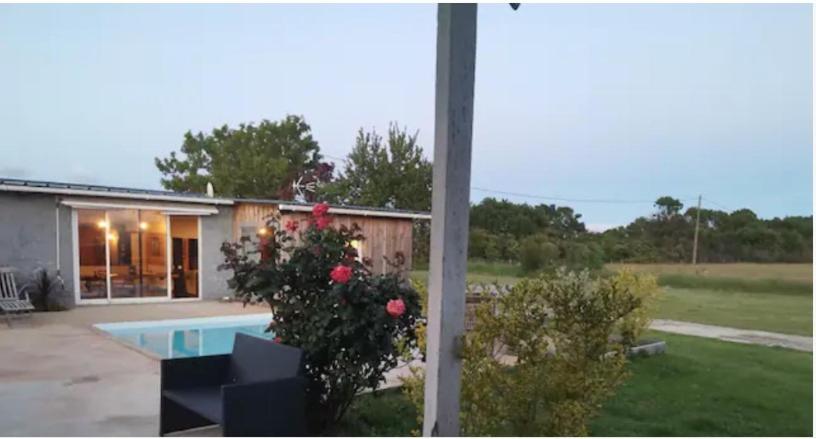 Cabanon en bord d'estuaire calme en pleine nature photo 2