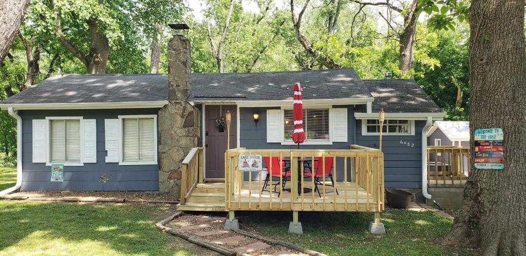 Cozy Lakefront Cottage Getaway Branson MO. photo 1
