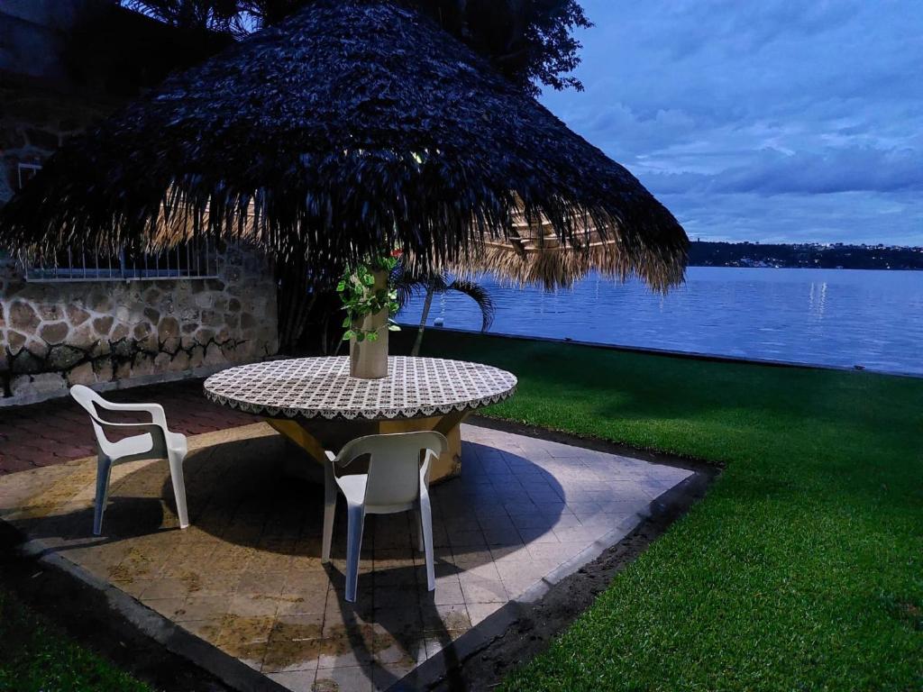 Bella casa a la orilla del lago & estacionamiento photo 4