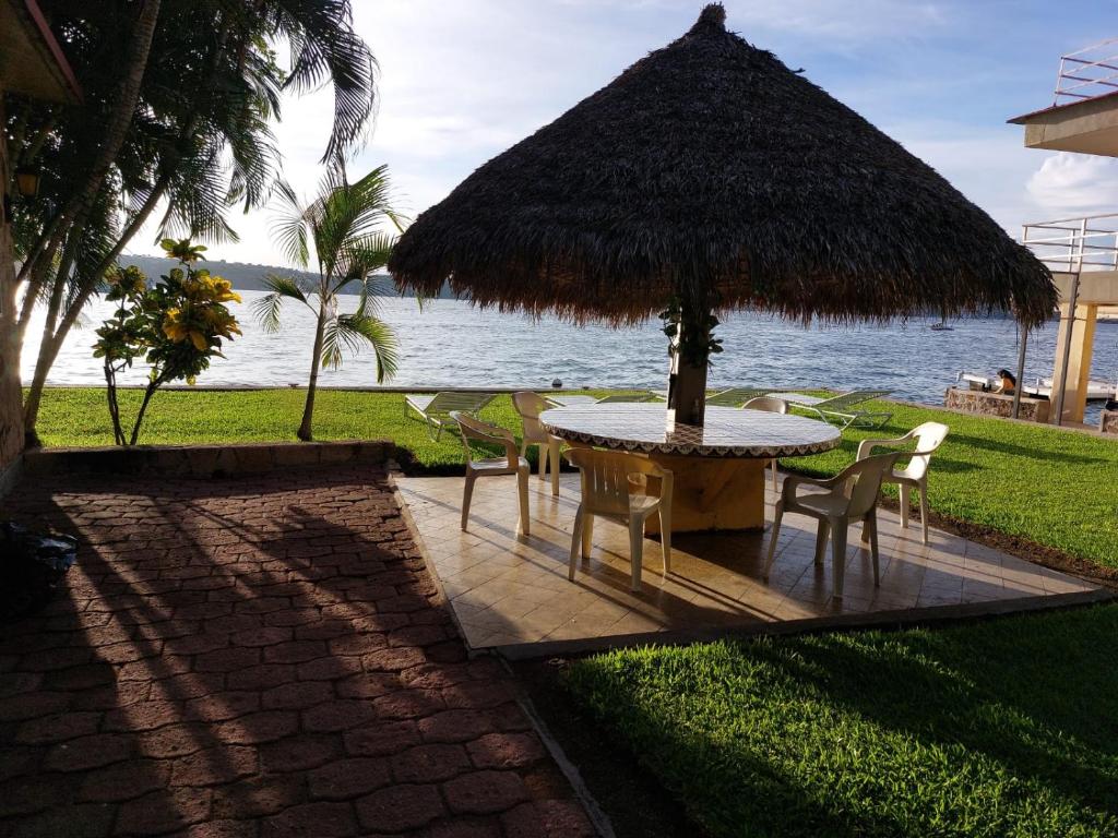Bella casa a la orilla del lago & estacionamiento photo 1