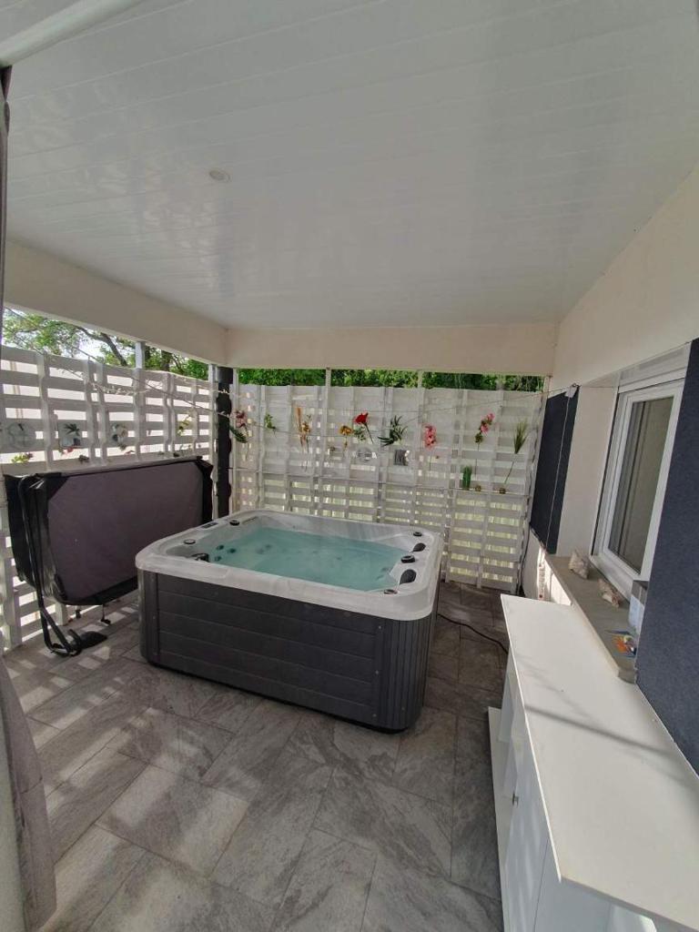 Jolie Maison climatisé piscine et jacuzzi photo 2