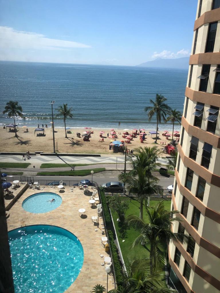 Apartamento em frente a Praia Martin de Sá com piscina.