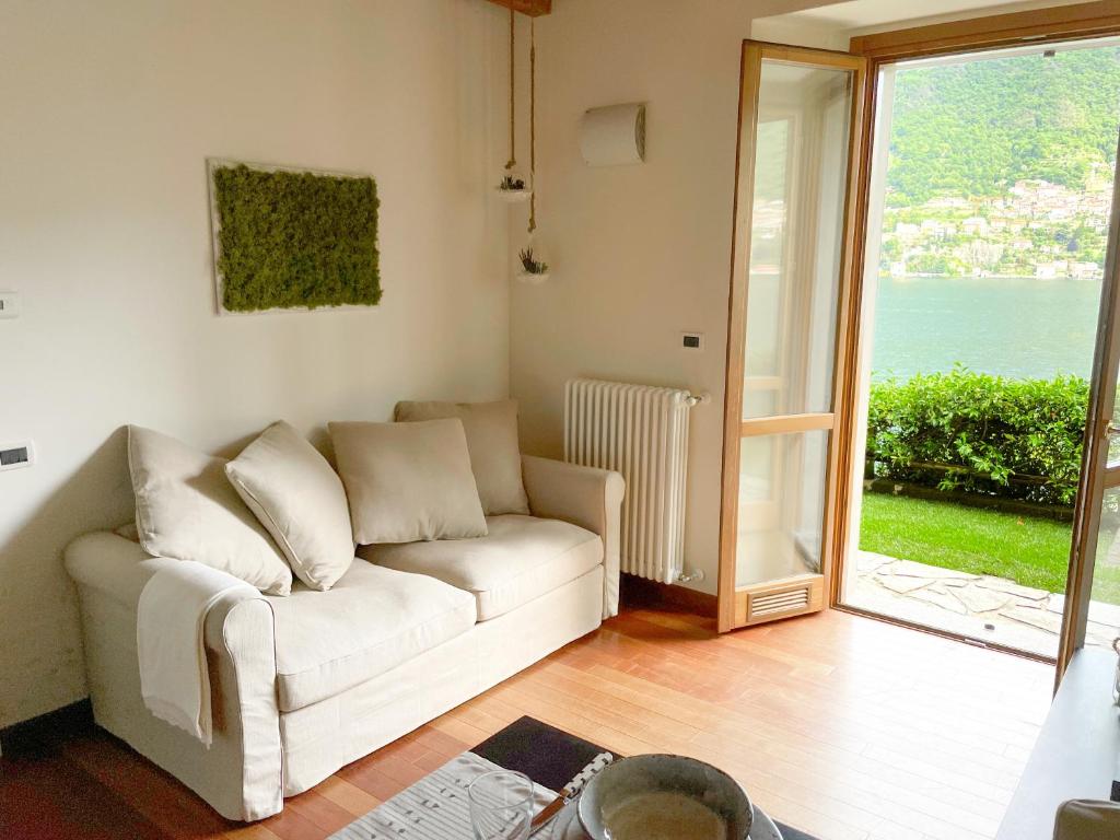 Regina di Laglio - Free Parking, Garden, Lake View photo 2