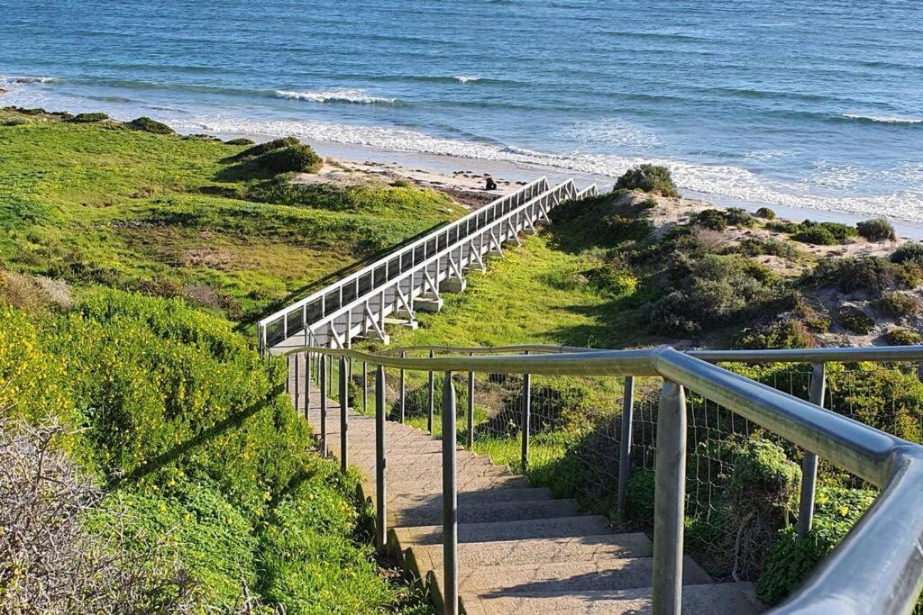Luxurious beach stay, nearby famous wineries photo 3