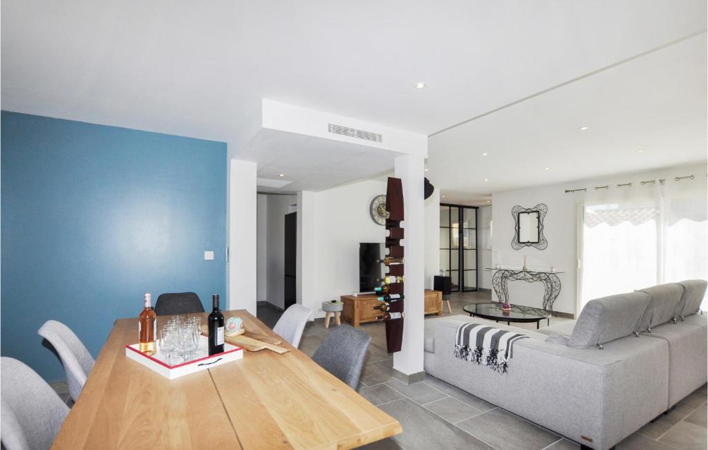 Awesome Home In Saint-nazaire With Wifi, Private Swimming Pool And 4 Bedrooms photo 2