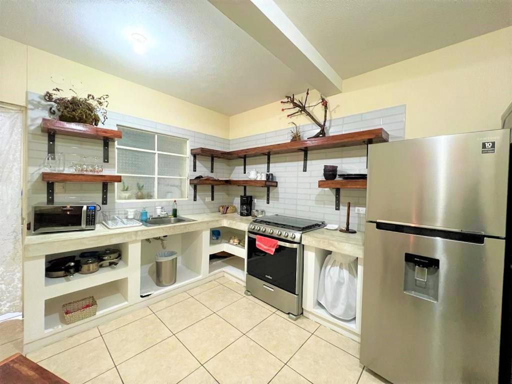 COMFY. Full internet, kitchen, washer and dryer, Netflix photo 4