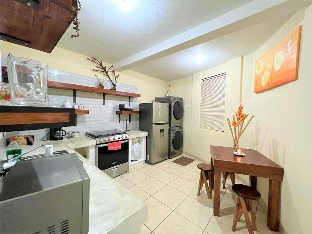 COMFY. Full internet, kitchen, washer and dryer, Netflix photo 3