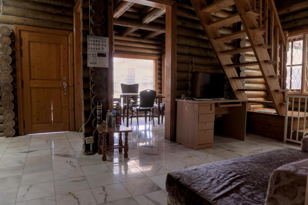 Log Cabin House photo 3