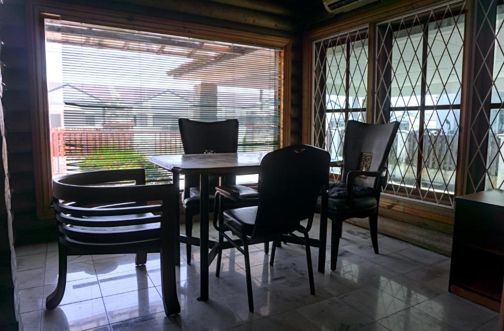 Log Cabin House photo 4
