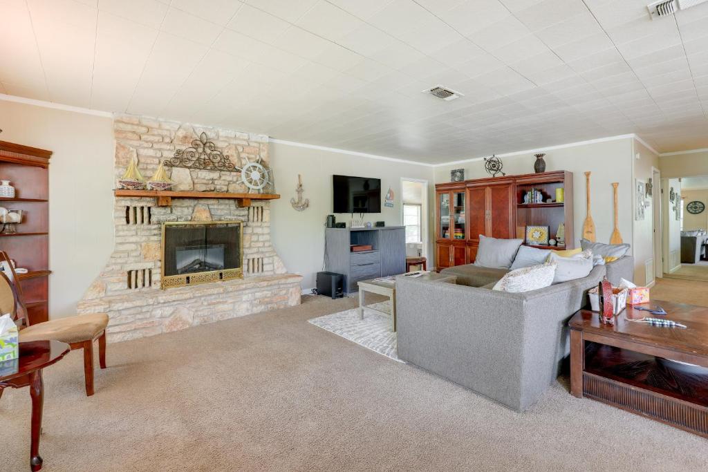 Pet-Friendly Canyon Lake Home - 2 Mi to Beach! photo 2