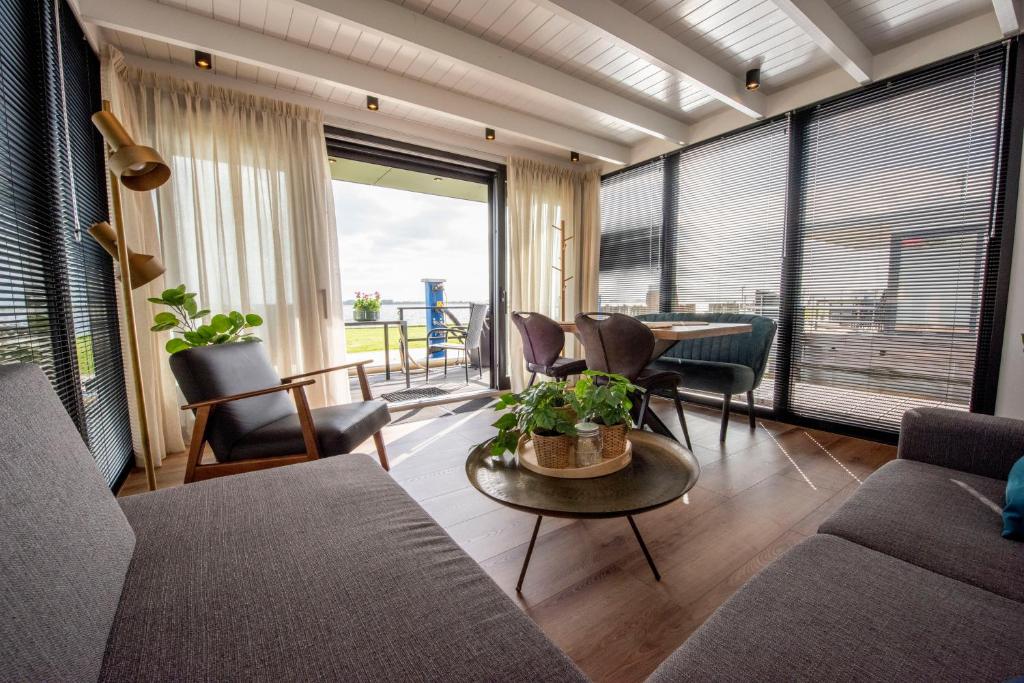 Houseboat De Waterparel, Paviljoenwei 4 Sneek - Offingawier