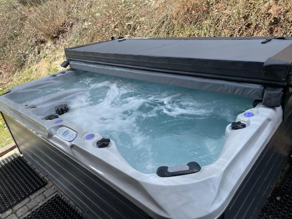 Family Chalet, Stunning Views & New Hot Tub photo 1