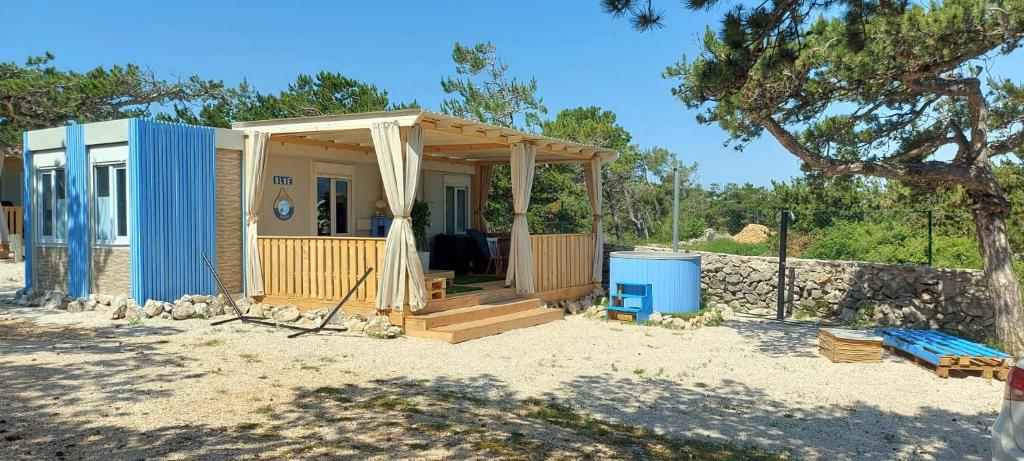 Blue - 2 Bedroom House & Hot Tub in Razanac