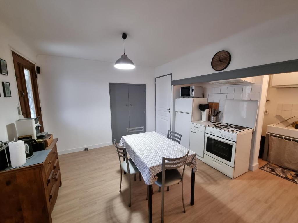 Maison avec extérieur dans un village provençal photo 2
