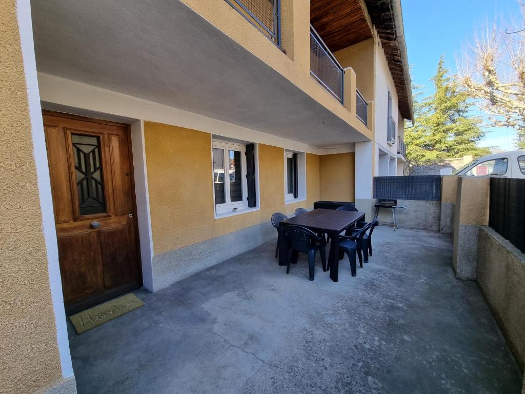 Maison avec extérieur dans un village provençal photo 1