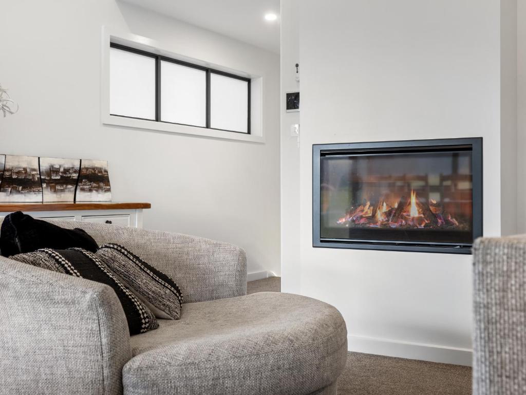 Luxury 5 Bedroom Home - Sentinel Chalet - Snowy Mountains - Jindabyne photo 3