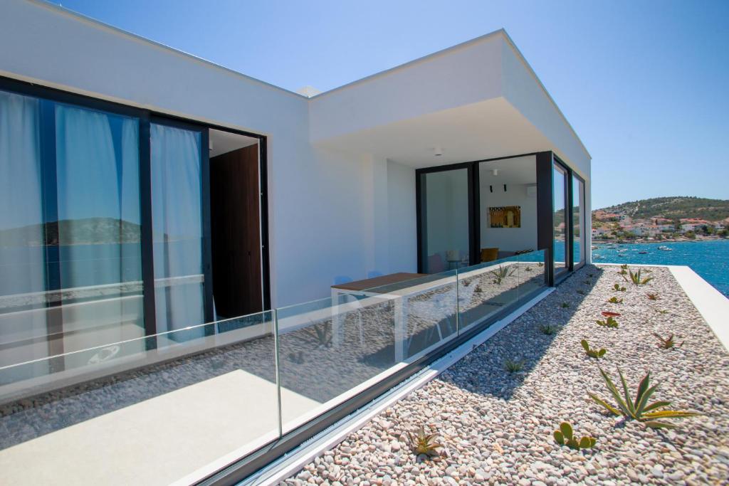 Breathtaking Seafront Elegance Luxury Penthouse photo 4