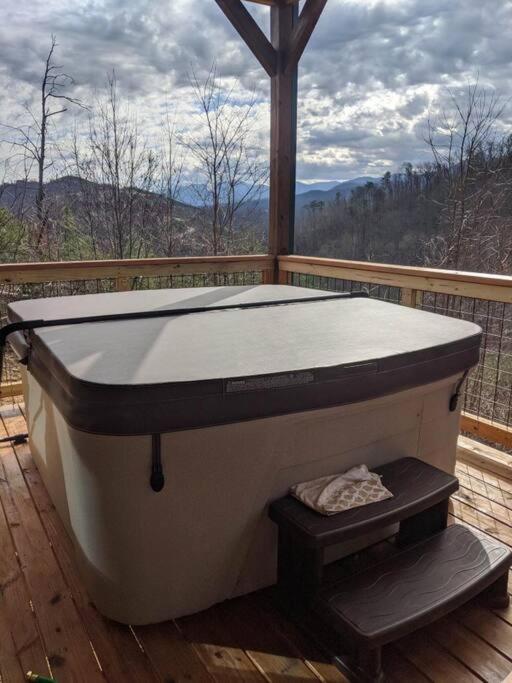 * * 4 Master Bedrooms, Views, Theater, Arcade, EVC photo 3