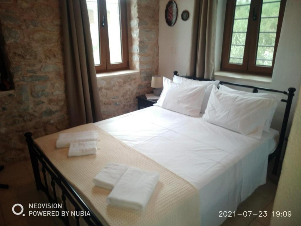 Pool House ( Πέτρινο σπίτι με πισίνα ) photo 2