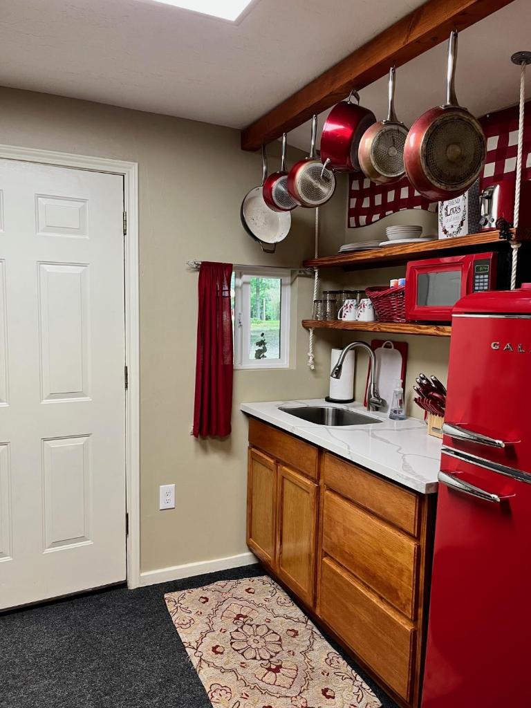 Casita with Swimming Pond & Sand Volleyball Access photo 4