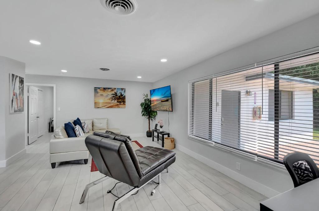 Spacious 2bd 2bath private yard, free parking, pets welcome photo 1
