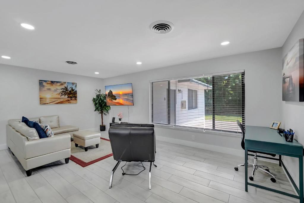 Spacious 2bd 2bath private yard, free parking, pets welcome photo 2