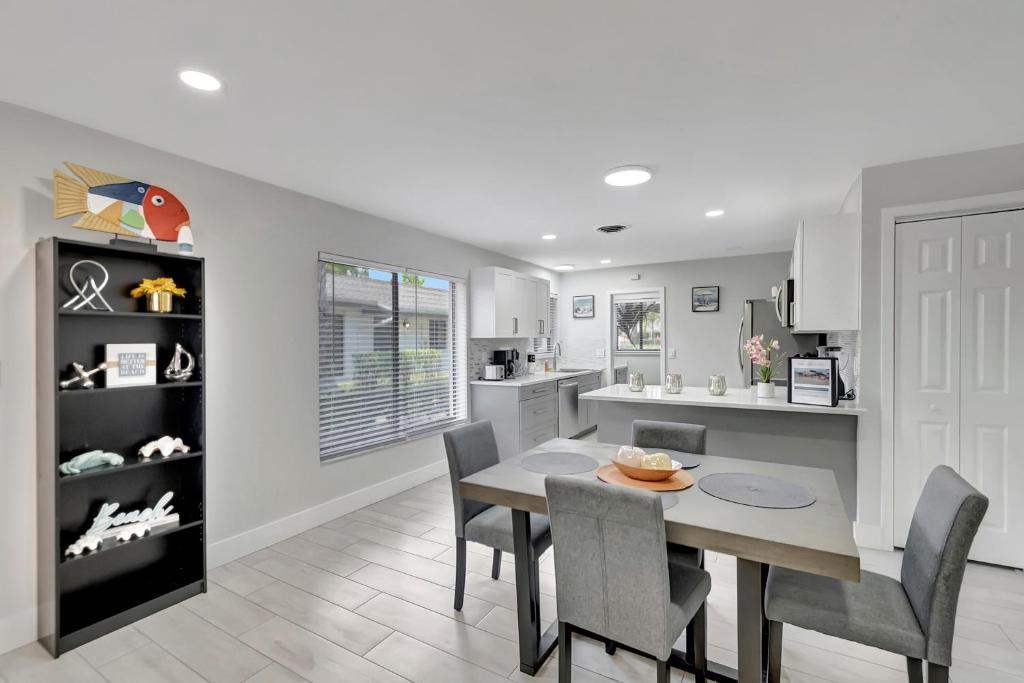 Spacious 2bd 2bath private yard, free parking, pets welcome photo 3