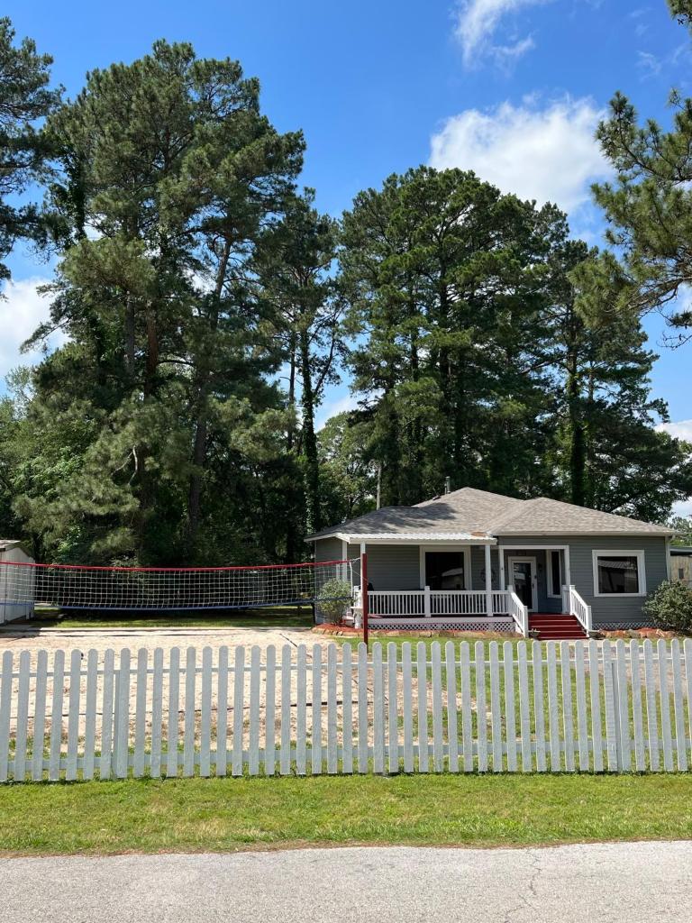 Train Depot - 3 BR Home with Pool, Sand Volleyball & Pool Table photo 2