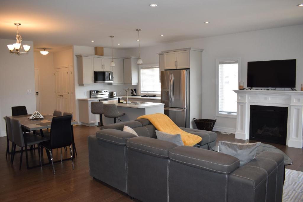 SIMPLY COMFORT - Charming New Home Near Lake Huron photo 4