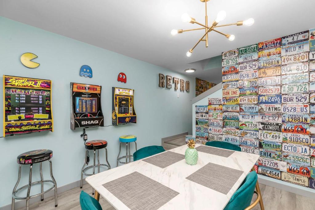 Retro Town - Home Arcade, Grill, & 3mi to Beach! photo 3