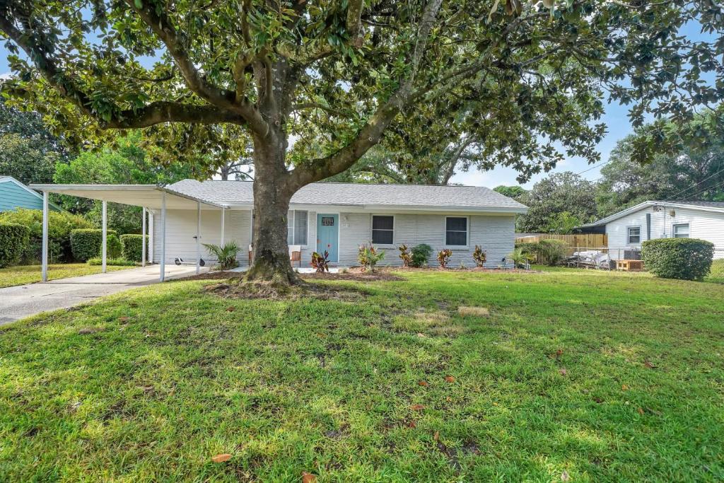 Magnolia - Family-Friendly Comforts, TVs, Grill & Just Steps to the Beach! image