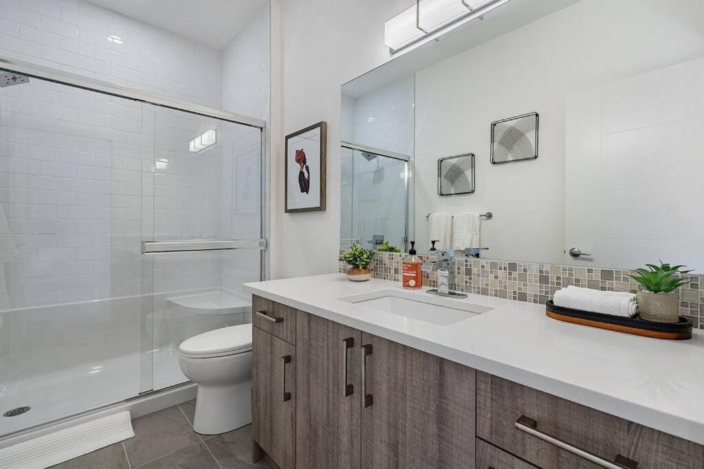 BEAUTIFUL, ELEGANT AND SPACIOUS 2 & HALF BR HOUSE photo 3