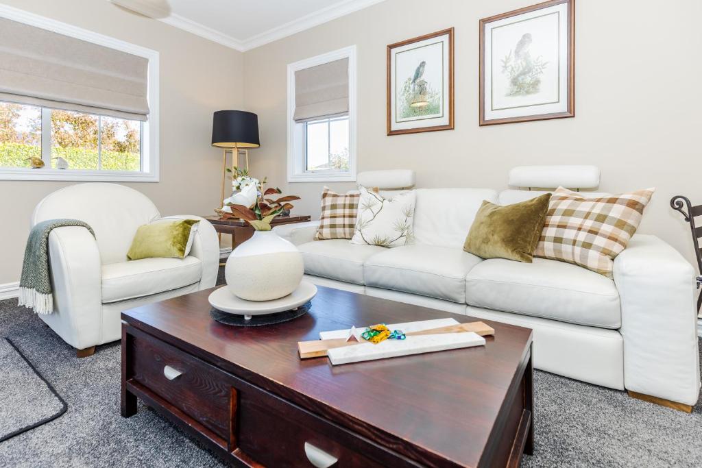 Sweet Magnolia 1 or 2 BR Suite St Kilda Cambridge with Complimentary Continental Breakfast photo 1