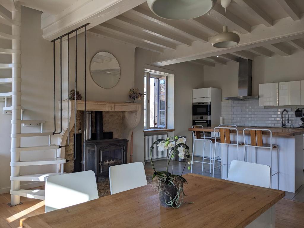 La Grange de la Porterie - Magnificent House and Barn Conversion in Historic village photo 2